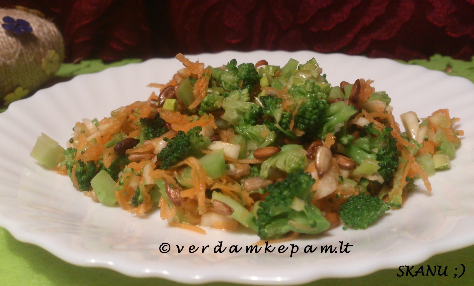 Brokolio ir mork salotos su saulgraomis