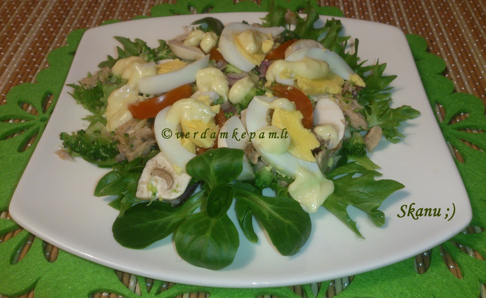 Brokoli ir kiauini salotos su tunu